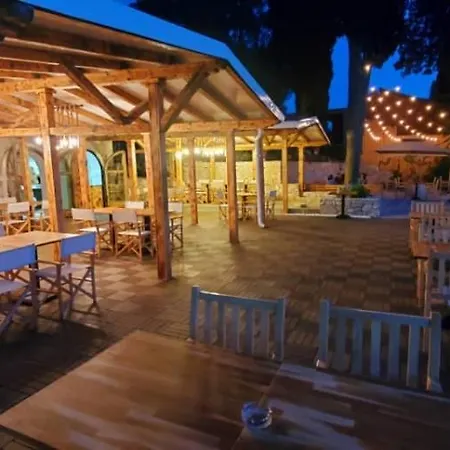 Mobile Divina Camp Porton Nature Hideouts