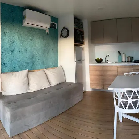 Mobile Divina Camp Porton Nature Hideouts