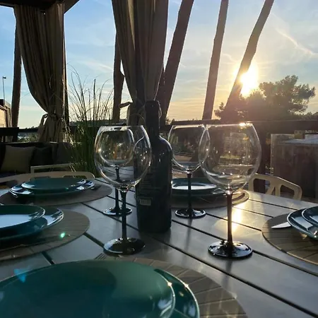 Mobile Divina Camp Porton Nature Hideouts روفينج